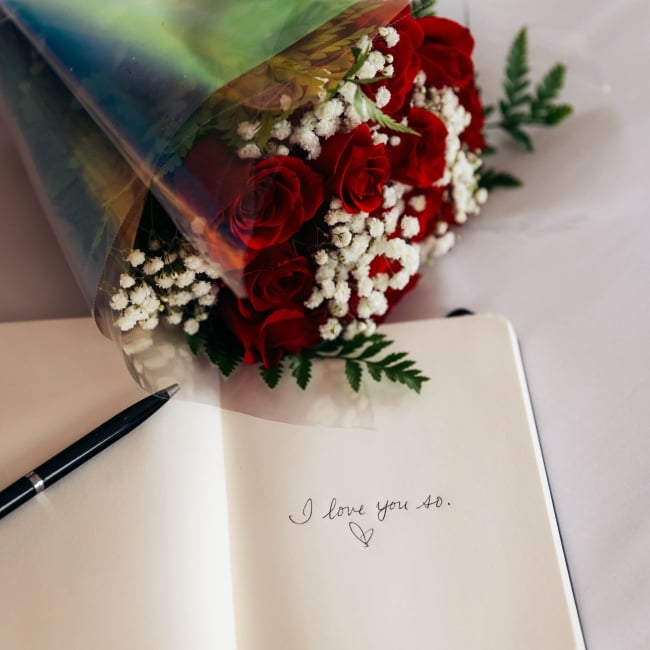 roses-notebook-lovenote-on-bed